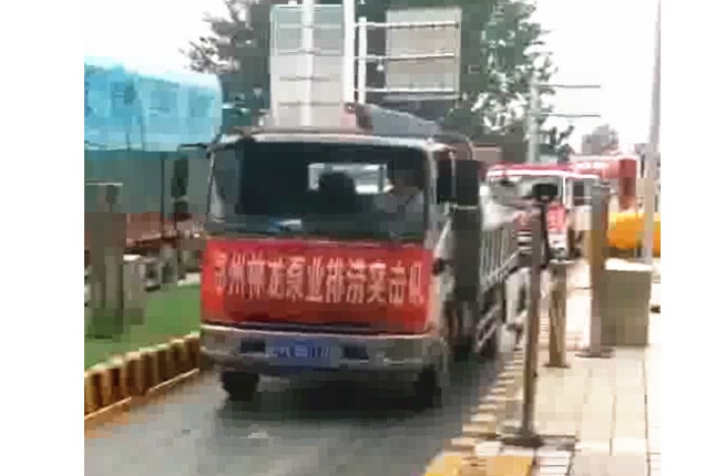 我公司新組織的搶險排澇設(shè)備及人員，出發(fā)馳援焦作災(zāi)區(qū)，兄弟們辛苦了，加油！