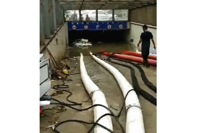 二環(huán)支路沙口路，山東消防兩臺，我們?nèi)_潛水泵同時運行，一切正常了